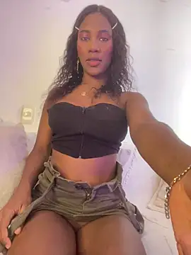 Snapshot of LucianaM_13 chatting on April 14, 2026, 3:29 pm LucianaM 13 online show from April 14, 2026, 3:29 pm