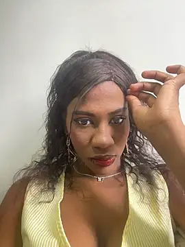 Snapshot of LucianaM_13 chatting on April 19, 2026, 3:22 pm LucianaM 13 online show from April 19, 2026, 3:22 pm