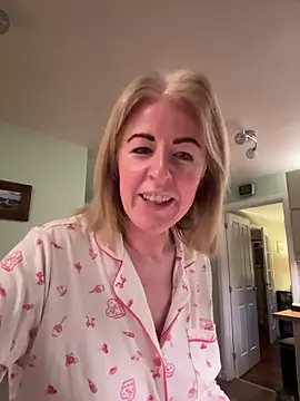 Snapshot of Laylaskyexx chatting on April 8, 2026, 5:29 am Laylaskyexx online show from April 8, 2026, 5:29 am