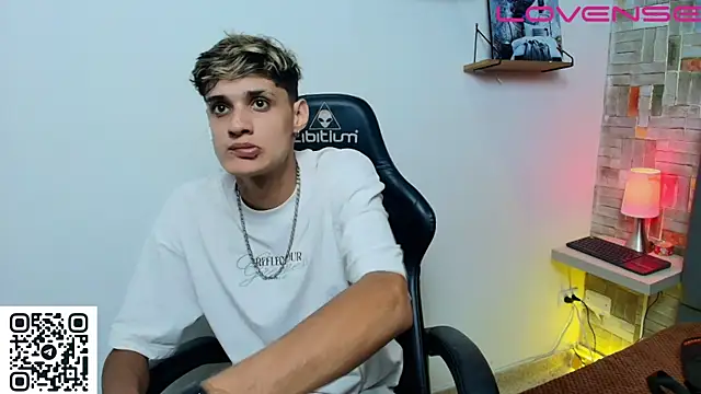 Snapshot of flaquito___ chatting on May 15, 2026, 8:38 pm flaquito online show from May 15, 2026, 8:38 pm