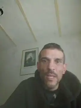 Snapshot of Guillelp chatting on May 18, 2026, 11:21 pm Guillelp online show from May 18, 2026, 11:21 pm