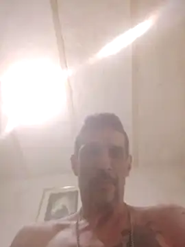 Snapshot of Guillelp chatting on June 7, 2026, 2:05 am Guillelp online show from June 7, 2026, 2:05 am