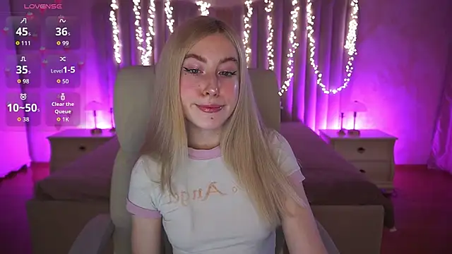 Snapshot of MelaniiePlay chatting on April 8, 2026, 1:00 pm MelaniiePlay online show from April 8, 2026, 1:00 pm