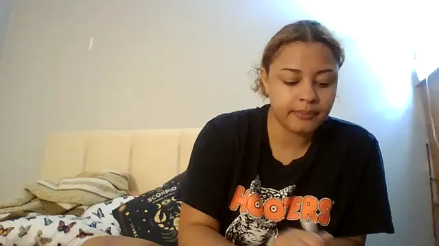Snapshot of madzbailey chatting on June 6, 2026, 1:43 am madzbailey online show from June 6, 2026, 1:43 am