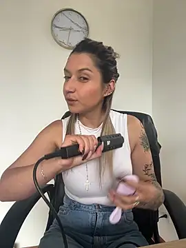 Snapshot of Isabella_varella- chatting on April 6, 2026, 1:34 pm Isabella varella- online show from April 6, 2026, 1:34 pm