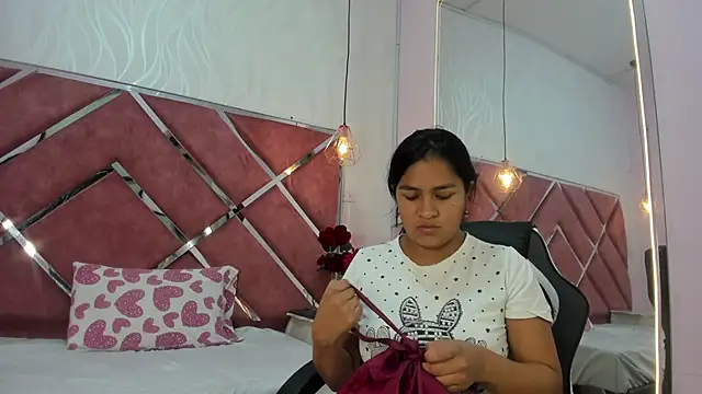 Snapshot of AprilMiiller chatting on May 21, 2026, 12:56 pm AprilMiiller online show from May 21, 2026, 12:56 pm