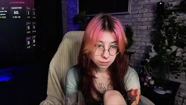 Snapshot of Alice_Nyx chatting on June 16, 2026, 8:33 pm Alice Nyx online show from June 16, 2026, 8:33 pm