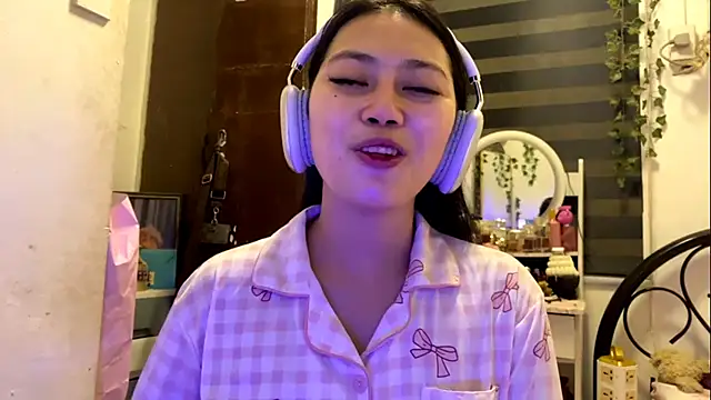 GlindaDejardin online show from May 14, 2026, 6:47 pm