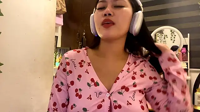 GlindaDejardin online show from May 18, 2026, 5:52 pm