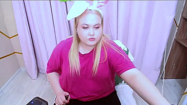 Snapshot of BlondeGlem chatting on April 5, 2026, 7:49 am BlondeGlem online show from April 5, 2026, 7:49 am