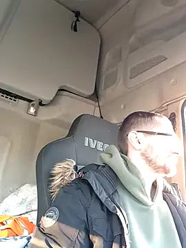 Snapshot of jozsi1995 chatting on April 7, 2026, 4:57 am jozsi1995 online show from April 7, 2026, 4:57 am