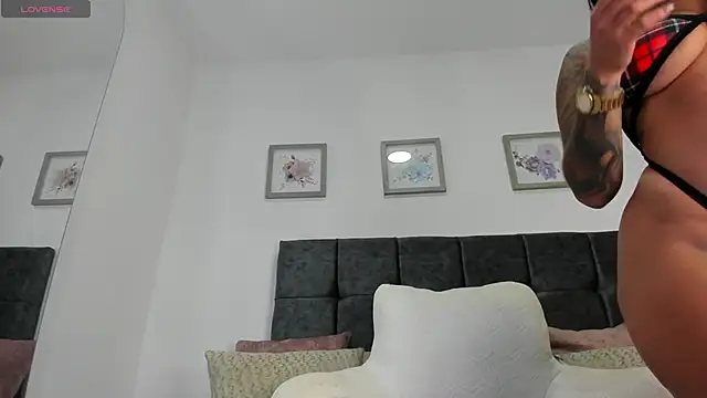  julivega online show from April 25, 2026, 6:05 am