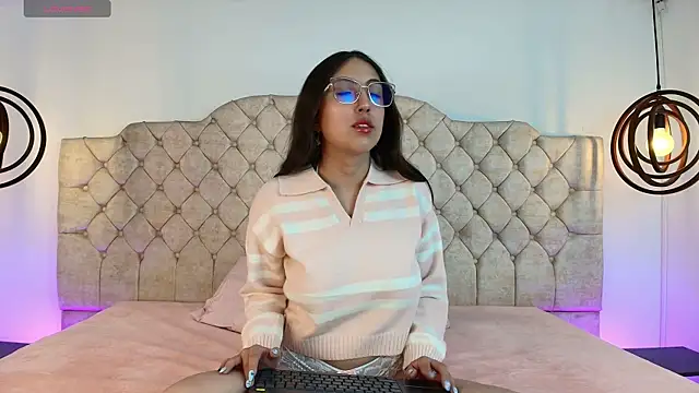 Snapshot of sweetlyundone chatting on May 6, 2026, 7:41 pm sweetlyundone online show from May 6, 2026, 7:41 pm