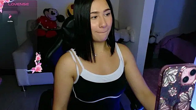 Snapshot of EvelynLeen_ chatting on May 1, 2026, 8:02 pm EvelynLeen online show from May 1, 2026, 8:02 pm