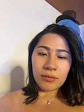 Snapshot of EvelynLeen_ chatting on May 13, 2026, 12:30 am EvelynLeen online show from May 13, 2026, 12:30 am