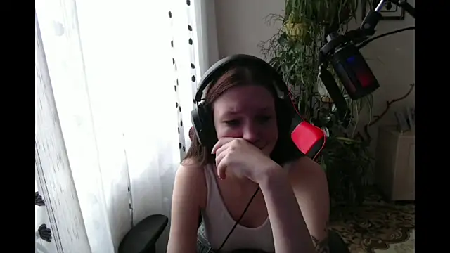 Snapshot of PunyKnee chatting on April 14, 2026, 8:20 am PunyKnee online show from April 14, 2026, 8:20 am