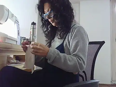 luly mariposa online show from May 4, 2026, 11:39 am