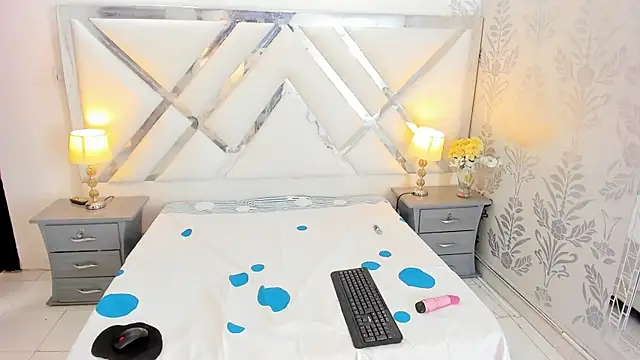 scarlettecortes online show from April 10, 2026, 2:33 pm