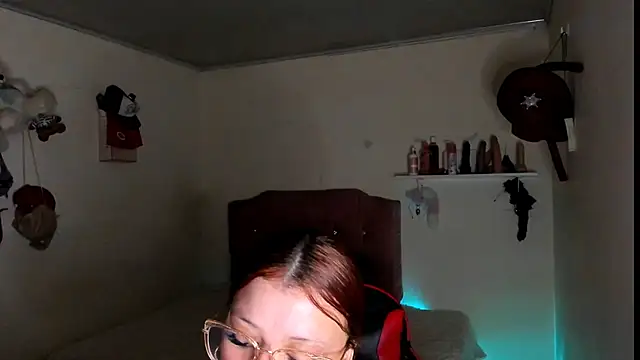 Snapshot of Alyn__miller chatting on May 21, 2026, 1:40 pm Alyn miller online show from May 21, 2026, 1:40 pm