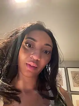 Snapshot of Leah-Lux chatting on April 9, 2026, 12:43 am Leah-Lux online show from April 9, 2026, 12:43 am