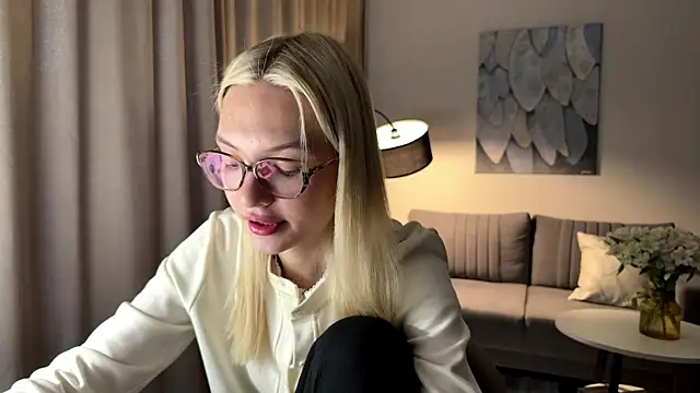 Snapshot of EvelineMolima chatting on April 20, 2026, 5:16 pm EvelineMolima online show from April 20, 2026, 5:16 pm