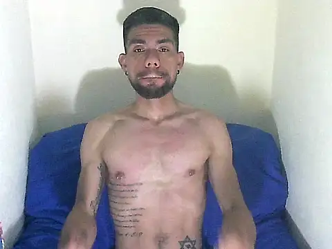 Snapshot of thomas2wood chatting on June 21, 2026, 12:13 am thomas2wood online show from June 21, 2026, 12:13 am