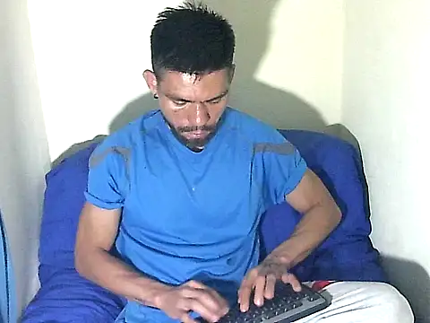 Snapshot of thomas2wood chatting on June 23, 2026, 11:58 pm thomas2wood online show from June 23, 2026, 11:58 pm