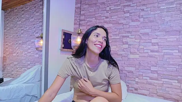 martina thompson  online show from April 7, 2026, 7:36 pm