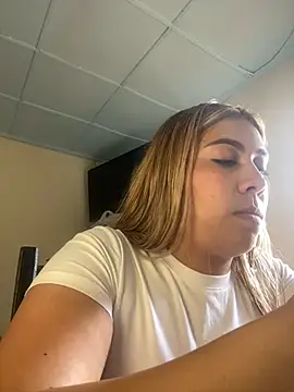 Snapshot of _BellaSmith_ chatting on July 15, 2026, 2:55 pm BellaSmith online show from July 15, 2026, 2:55 pm