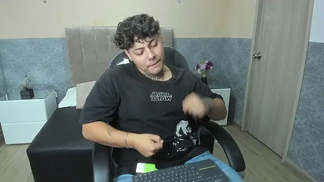 Snapshot of DAMON_SALVATTORE chatting on April 10, 2026, 3:34 am DAMON SALVATTORE online show from April 10, 2026, 3:34 am