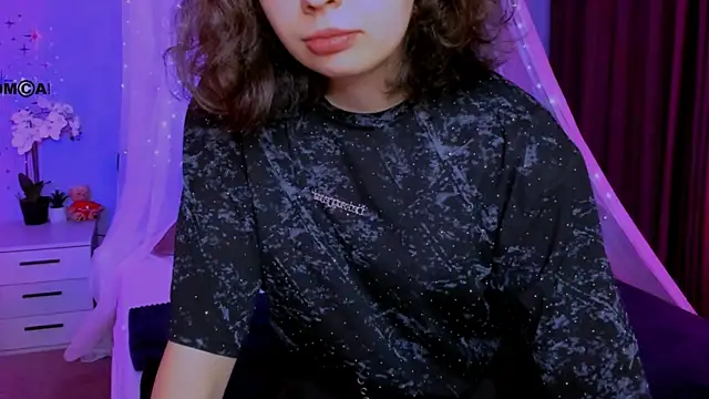 mia mooon  online show from May 11, 2026, 9:04 am