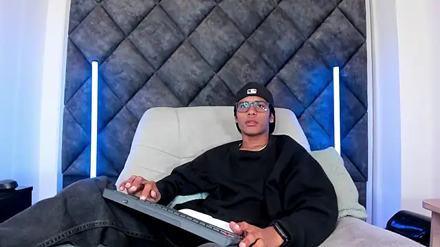 LiamKron online show from May 12, 2026, 11:51 am