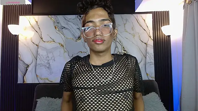 Snapshot of triiangel_latinboy chatting on April 24, 2026, 1:19 am triiangel latinboy online show from April 24, 2026, 1:19 am