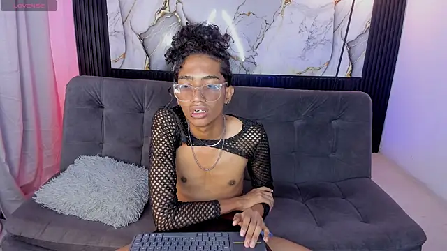 Snapshot of triiangel_latinboy chatting on May 23, 2026, 12:42 pm triiangel latinboy online show from May 23, 2026, 12:42 pm