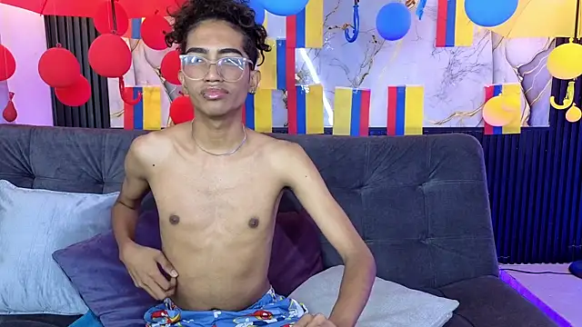 Snapshot of triiangel_latinboy chatting on July 6, 2026, 12:24 pm triiangel latinboy online show from July 6, 2026, 12:24 pm