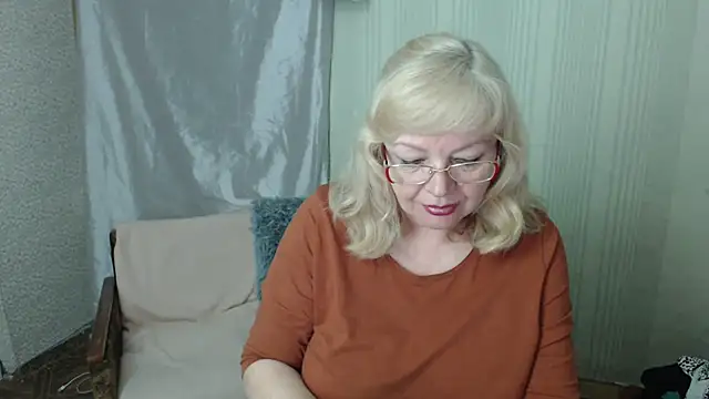 Snapshot of LavandaMay chatting on May 15, 2026, 6:59 pm LavandaMay online show from May 15, 2026, 6:59 pm