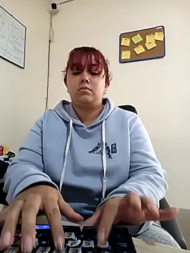 AliceScoot  online show from May 9, 2026, 5:18 pm