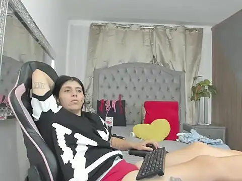 LunaANDMaria online show from April 30, 2026, 2:51 am