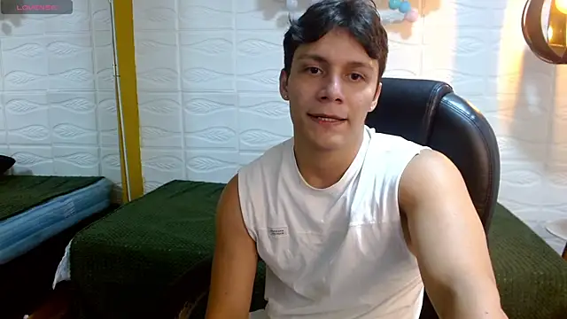 Snapshot of Zayn_clausen chatting on May 12, 2026, 5:32 pm Zayn clausen online show from May 12, 2026, 5:32 pm