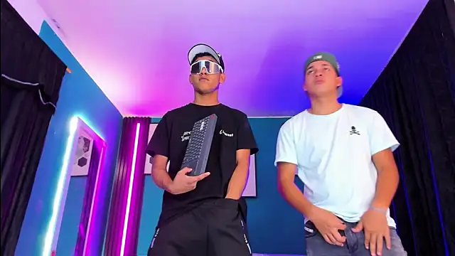  HotWildwolves online show from April 9, 2026, 11:54 pm