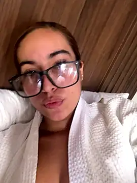 Snapshot of Aitana_Lux chatting on April 17, 2026, 7:28 pm Aitana Lux online show from April 17, 2026, 7:28 pm