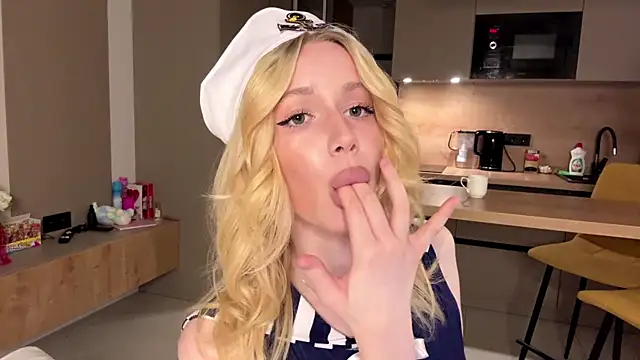 moonavelle online show from May 23, 2026, 8:13 pm