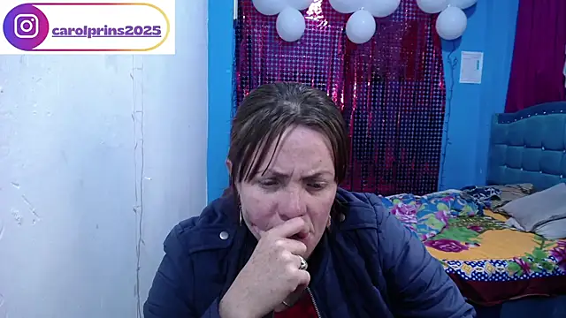 carolinhe26 online show from April 17, 2026, 1:36 pm