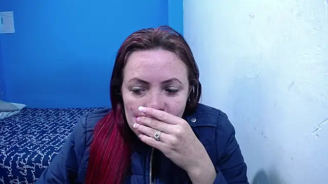 carolinhe26 online show from July 16, 2026, 9:43 pm