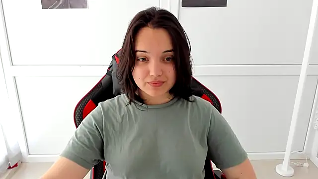 Snapshot of Caroline_cutte chatting on May 19, 2026, 6:53 am Caroline cutte online show from May 19, 2026, 6:53 am