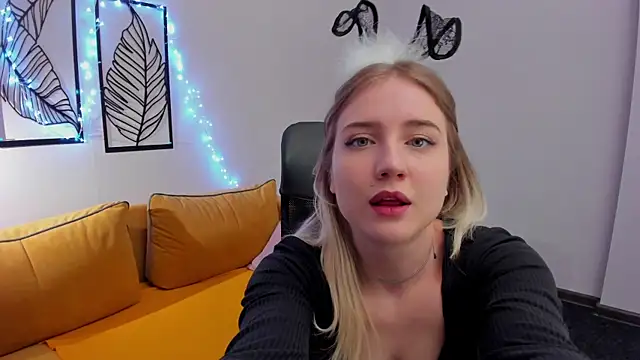 Liacandy  online show from April 18, 2026, 1:42 am