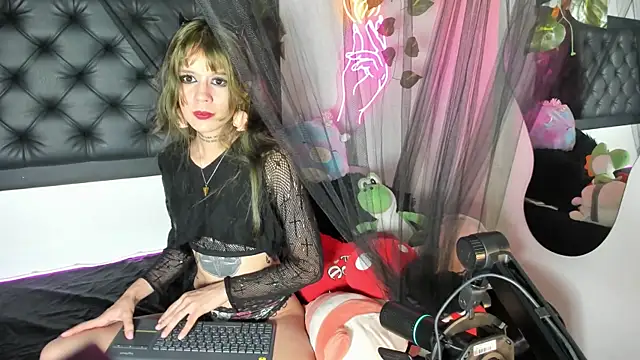 Snapshot of Lucy_Jade chatting on May 14, 2026, 11:44 pm Lucy Jade online show from May 14, 2026, 11:44 pm