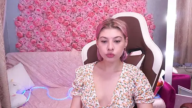 Snapshot of PinkyTrix chatting on June 2, 2026, 5:42 am PinkyTrix online show from June 2, 2026, 5:42 am