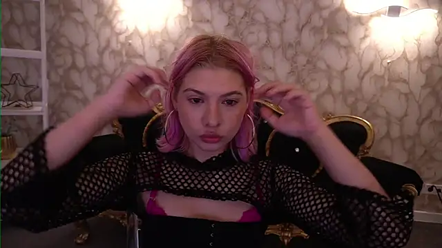 Snapshot of PinkyTrix chatting on July 19, 2026, 6:44 pm PinkyTrix online show from July 19, 2026, 6:44 pm