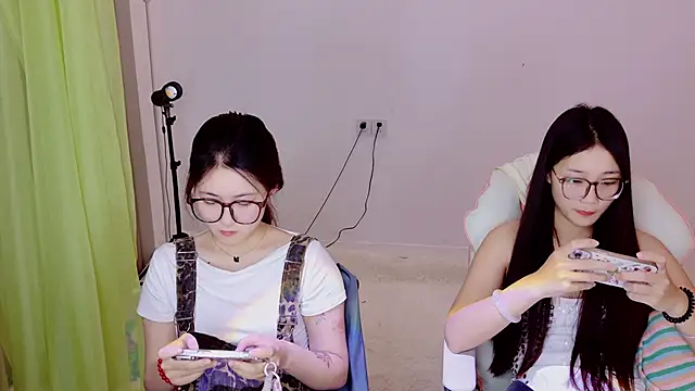 Xiongchumo1120 online show from May 27, 2026, 3:25 am